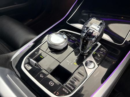 2022-BMW-X7-M50d_11