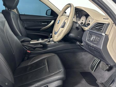 2012-BMW-3-Series-320i-Modern-Auto_10