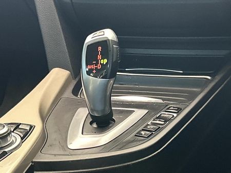 2012-BMW-3-Series-320i-Modern-Auto_11