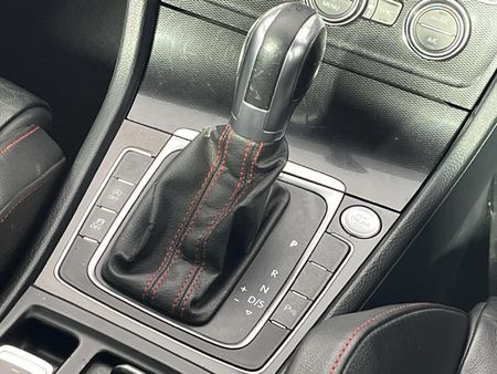 2015-Volkswagen-Golf-VII-GTI-20-TSI-Auto-Performance_11