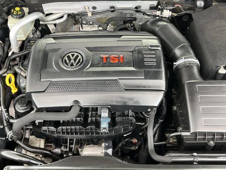 2015-Volkswagen-Golf-VII-GTI-20-TSI-Auto-Performance_15