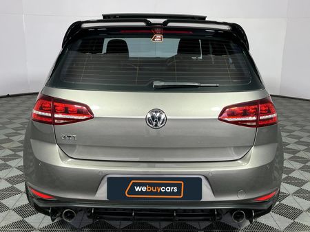 2015-Volkswagen-Golf-VII-GTI-20-TSI-Auto-Performance_4