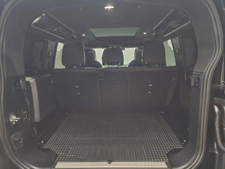2026-Land-Rover-Defender-110-44-V8-Octa-P635_11