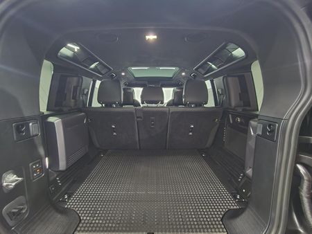 2026-Land-Rover-Defender-110-44-V8-Octa-P635_13