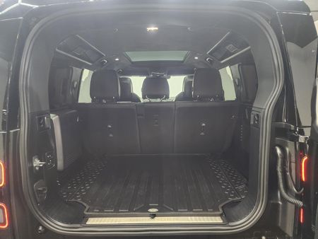 2026-Land-Rover-Defender-110-44-V8-Octa-P635_17