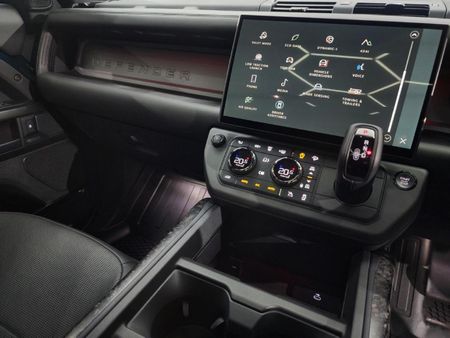 2026-Land-Rover-Defender-110-44-V8-Octa-P635_19