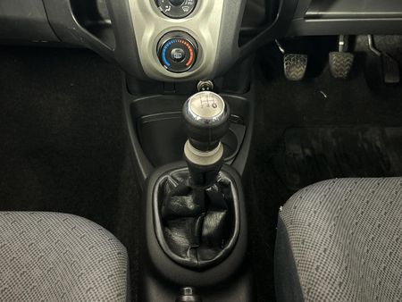 2011-Toyota-Yaris-Zen3-5-dr_11