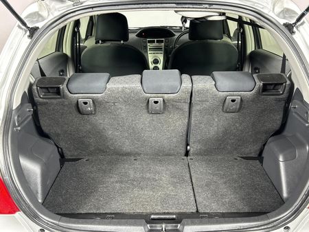 2011-Toyota-Yaris-Zen3-5-dr_15