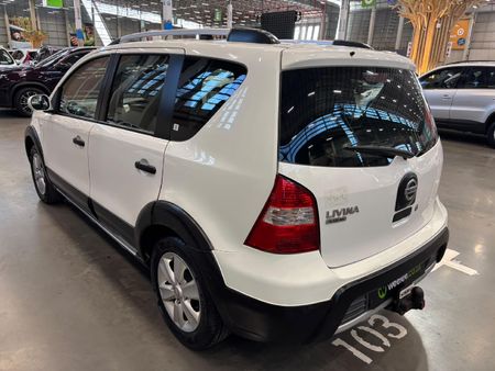 2011-Nissan-Livina-16-Acenta-X-Gear_4