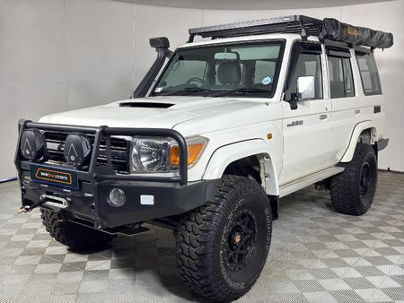 2014-Toyota-Land-Cruiser-76-45-D-V8-Station-Wagon_0