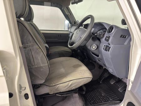2014-Toyota-Land-Cruiser-76-45-D-V8-Station-Wagon_9