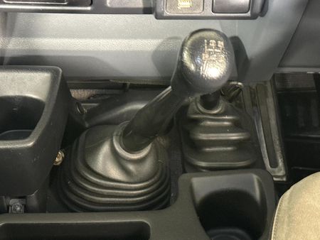 2014-Toyota-Land-Cruiser-76-45-D-V8-Station-Wagon_10