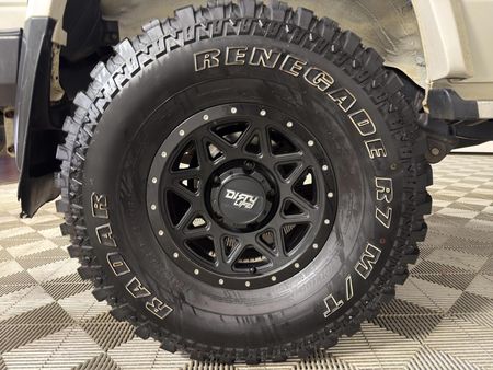 2014-Toyota-Land-Cruiser-76-45-D-V8-Station-Wagon_14