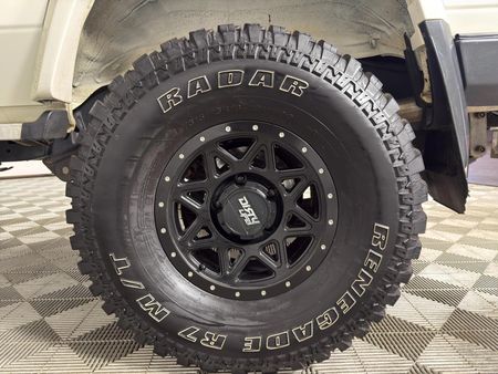 2014-Toyota-Land-Cruiser-76-45-D-V8-Station-Wagon_15