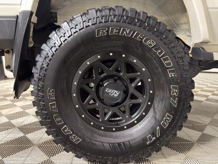 2014-Toyota-Land-Cruiser-76-45-D-V8-Station-Wagon_16