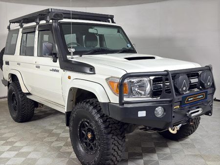 2014-Toyota-Land-Cruiser-76-45-D-V8-Station-Wagon_2