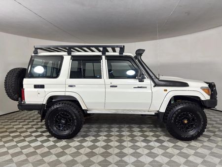 2014-Toyota-Land-Cruiser-76-45-D-V8-Station-Wagon_3
