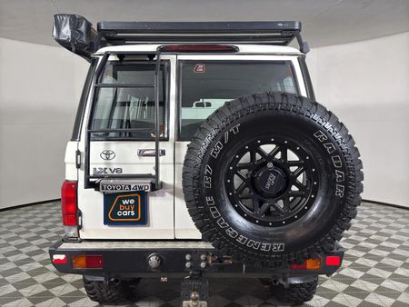 2014-Toyota-Land-Cruiser-76-45-D-V8-Station-Wagon_4