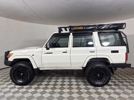 2014-Toyota-Land-Cruiser-76-45-D-V8-Station-Wagon_5