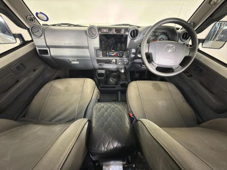 2014-Toyota-Land-Cruiser-76-45-D-V8-Station-Wagon_6