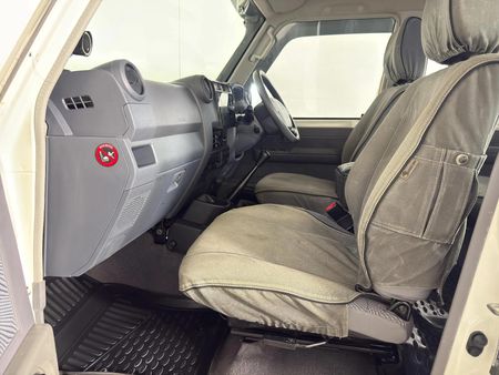 2014-Toyota-Land-Cruiser-76-45-D-V8-Station-Wagon_8