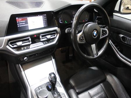2020-BMW-3-Series-320i-M-Sport_9