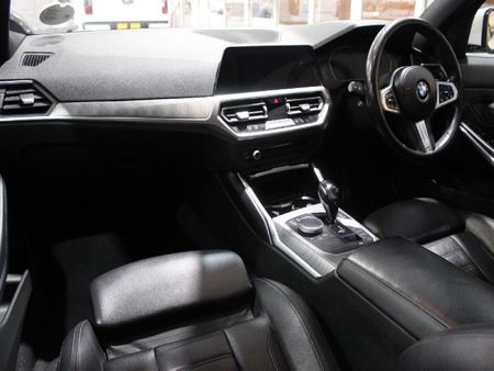 2020-BMW-3-Series-320i-M-Sport_11