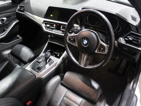 2020-BMW-3-Series-320i-M-Sport_12