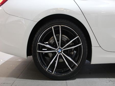 2020-BMW-3-Series-320i-M-Sport_7