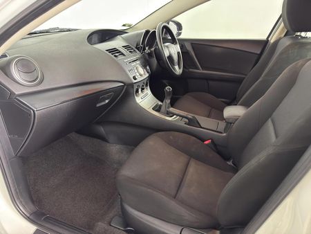 2011-Mazda-3-16-Original_9