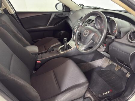 2011-Mazda-3-16-Original_10