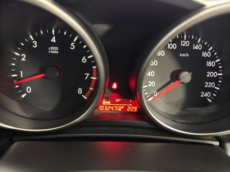 2011-Mazda-3-16-Original_7