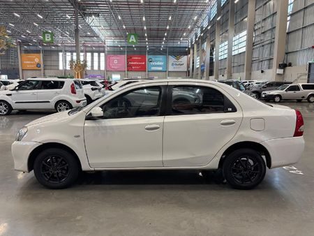 2013-Toyota-Etios-15-Xi_5