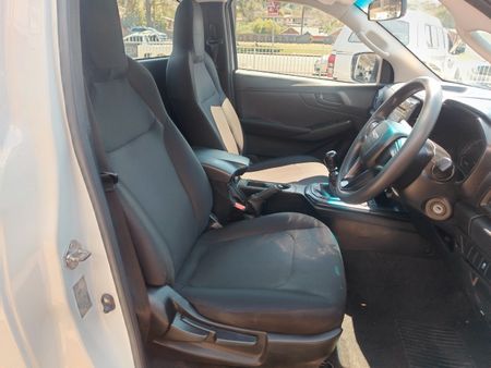 2023-Isuzu-D-Max-19-DDI-HR-L-4x4-Single-Cab_9