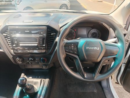 2023-Isuzu-D-Max-19-DDI-HR-L-4x4-Single-Cab_10