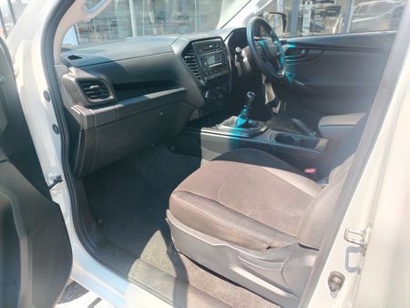 2023-Isuzu-D-Max-19-DDI-HR-L-4x4-Single-Cab_13