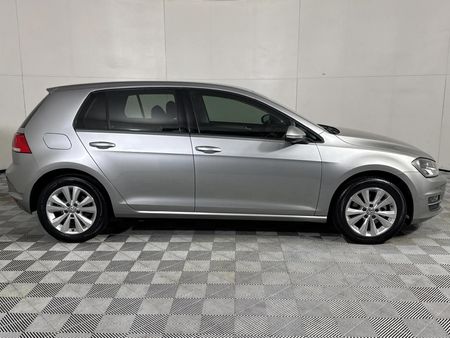 2016-Volkswagen-Golf-VII-14-TSI-Comfortline-Auto_3
