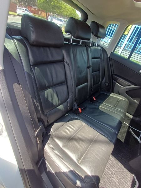 2014-Volkswagen-Tiguan-2OTDI_10