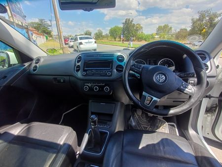 2014-Volkswagen-Tiguan-2OTDI_8