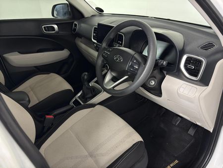 2022-Hyundai-Venue-12-Motion_10