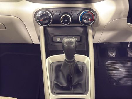 2022-Hyundai-Venue-12-Motion_11