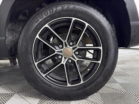 2022-Hyundai-Venue-12-Motion_17