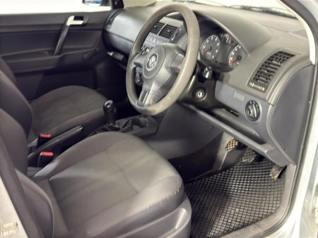 2011-Volkswagen-Polo-Vivo-14-Blueline-5-dr_10