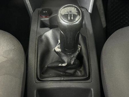 2011-Volkswagen-Polo-Vivo-14-Blueline-5-dr_11