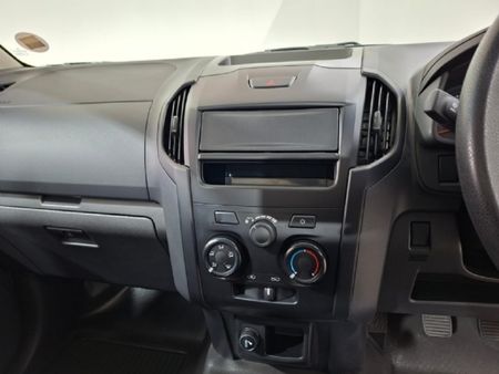 2026-Isuzu-D-Max-250C-Fleetside-Single-Cab_10