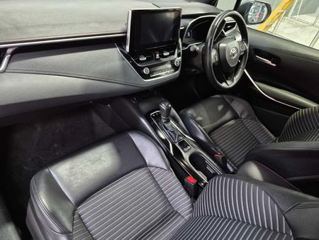 2025-Toyota-Corolla-18-XS-Hybrid-Auto_18