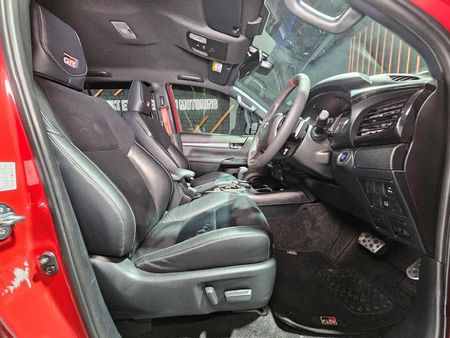 2025-Toyota-Hilux-28GD-6-GR-Sport-Double-Cab-4x4_8