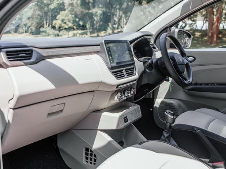 2026-Renault-Triber-10-Techno_13