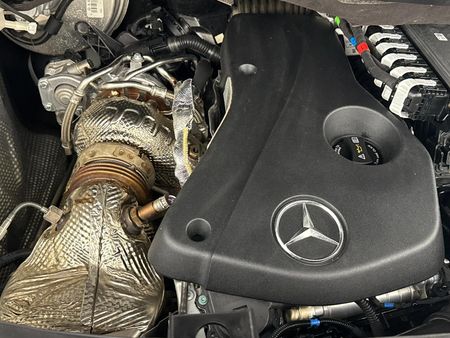 2023-Mercedes-Benz-V-Class-V220d-Avantgarde-Auto_15