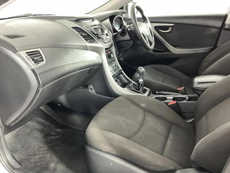 2017-Hyundai-Elantra-16-Executive_9
